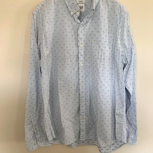 Gap Men’s Sky Blue long sleeve dress shirt. Size is Large. EUC.